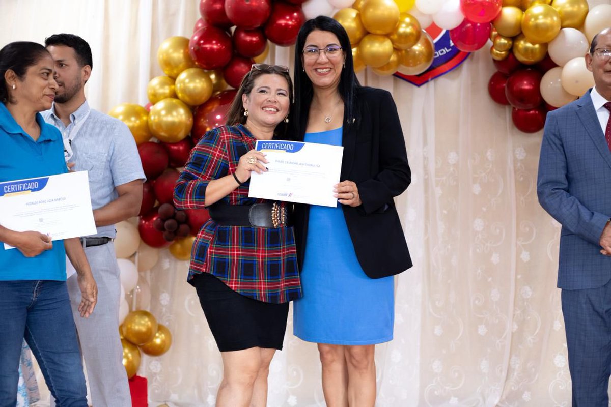 Educacion_Ec's tweet photo. 📍 #Guayaquil | La ministra @GildaAlcivarOk participó en una jornada donde se fortaleció la estrategia de Redes de Aprendizaje, un espacio que permite a los docentes compartir experiencias, reflexionar sobre su práctica educativa e intercambiar metodologías innovadoras para mejorar el proceso de enseñanza en las aulas. 📚👩‍🏫

🤝 Actualmente, en Guayaquil, Durán y Samborondón funcionan 162 redes de aprendizaje con la participación de alrededor de 3.200 docentes de Educación Inicial y Educación General Básica, fortaleciendo la formación profesional y beneficiando directamente a miles de estudiantes.

✨ El Gobierno Nacional reafirma su compromiso de seguir trabajando junto a los docentes para construir una educación de calidad, inclusiva y transformadora para el país. 🇪🇨

#ElNuevoEcuador