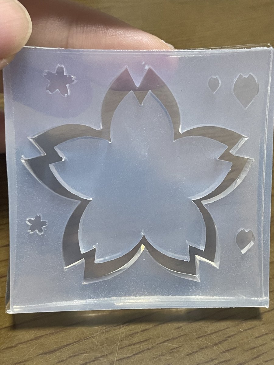 ☆もうすぐ桜の季節だね☆プレ企画☆

フォロー＆RTで応募
抽選で1名様に画像の5cm桜のシェイカーモールド型(B品)プレゼント♡ 
※1ヶ所裂けてますが割と普通に使えます！

〆3/15日曜日

※鍵垢、応募アカはごめんなさい
  ゆるく仲良くして下さる方～♪