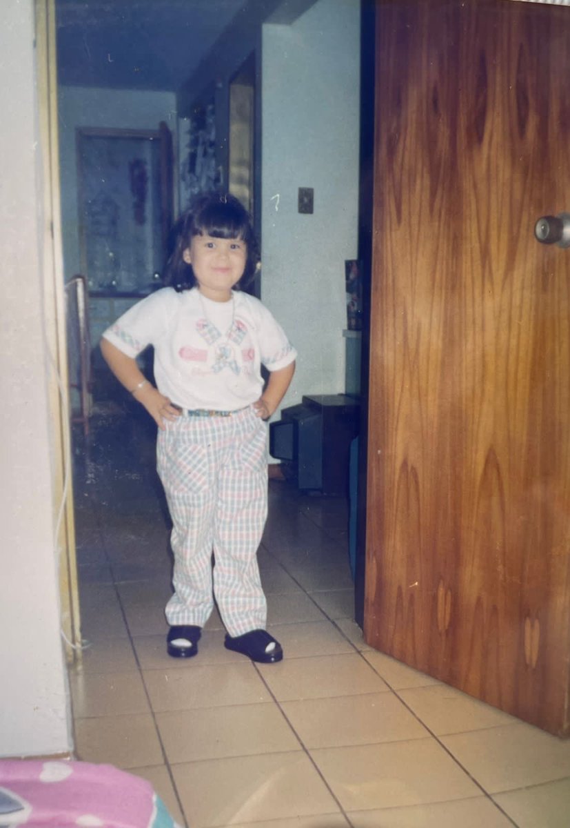 Shabedurang's tweet photo. Lo que no me contaron de estudiar medicina era que cuando me graduara me tenía que volver influencer y esta es la única pose que yo se hacer https://t.co/WB0WS7L6lG