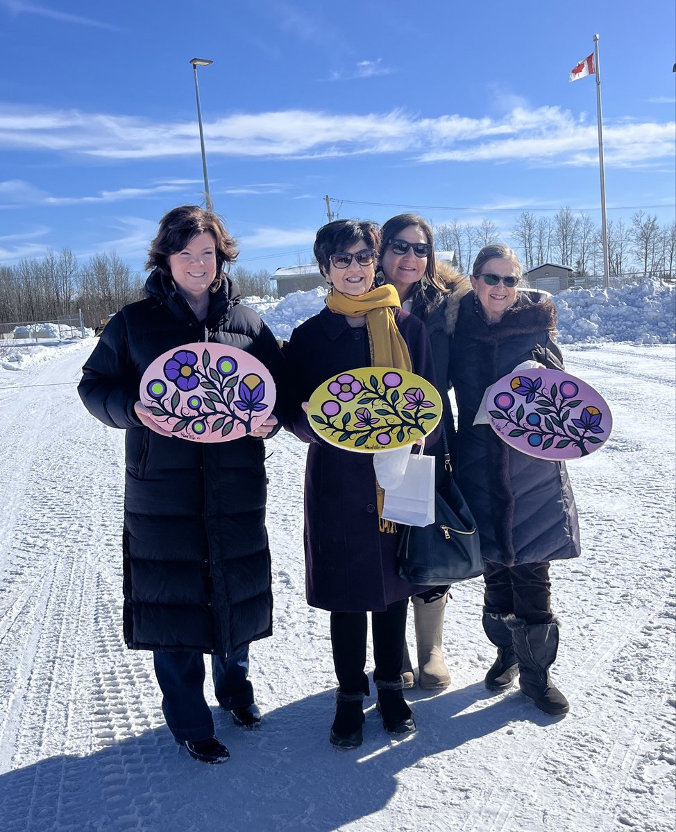 GraceSuvaRN's tweet photo. Chi Miigwetch Pikangikum for welcoming us to your community! You lead health transformation with hope, strength and courage! We at @rnao are inspired by your successes! @DorisGrinspun @KHansonRNAO https://t.co/3ES4I24vWf