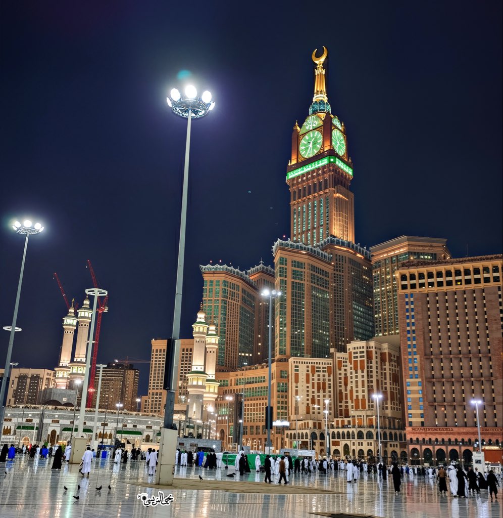 فخامة برج ساعة مكة الملكي تتجلى في قلب مكة المكرمة بجوار المسجد الحرام شامخًا في أطهر بقاع الأرض معلمٌ مهيب يجمع بين عظمة العمارة وروحانية المكان…🌹🕋
#السعودية #السعودية_الان #مكة_المكرمة #رمضان