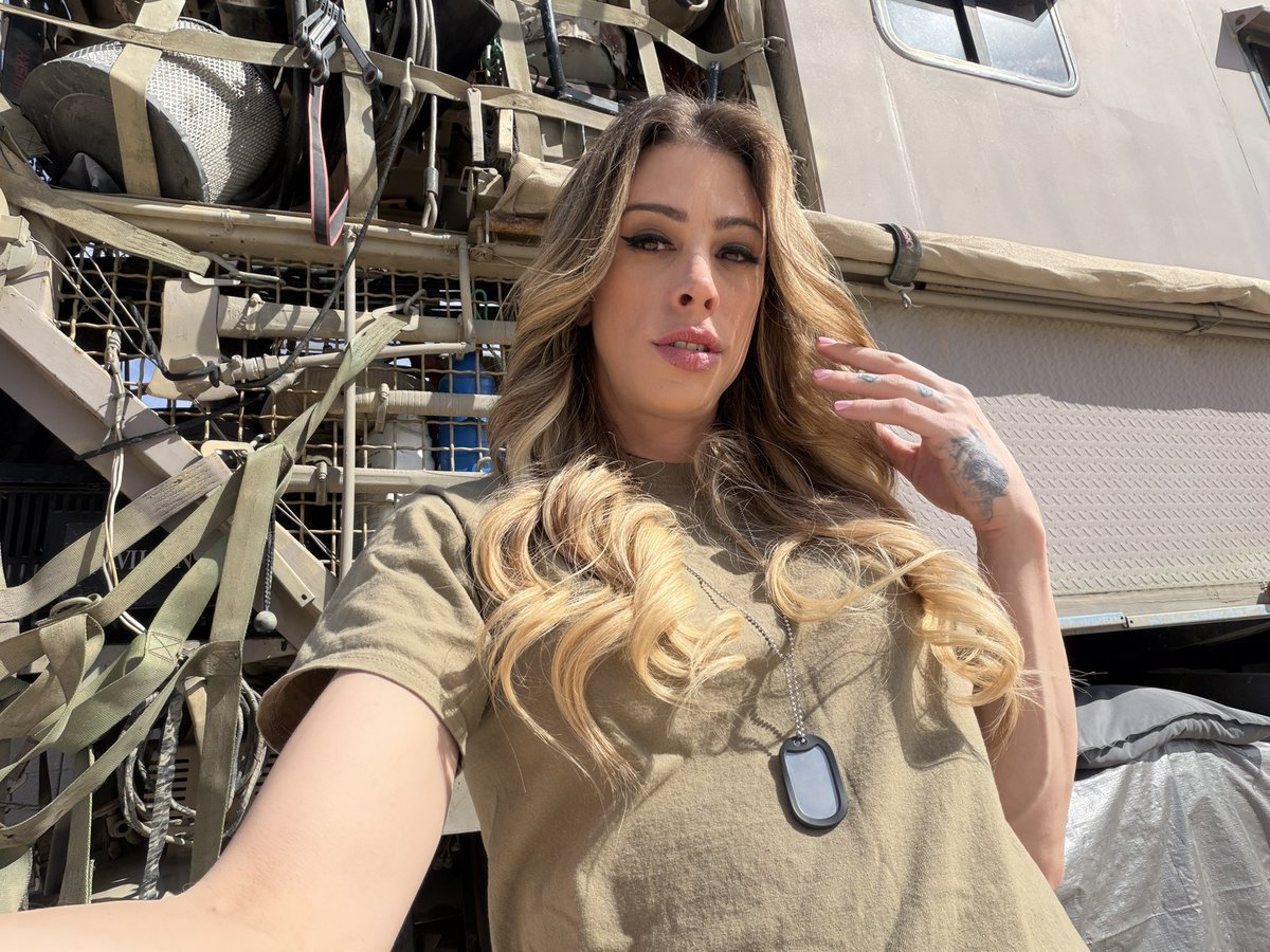 casey kisses ♡ tweet media