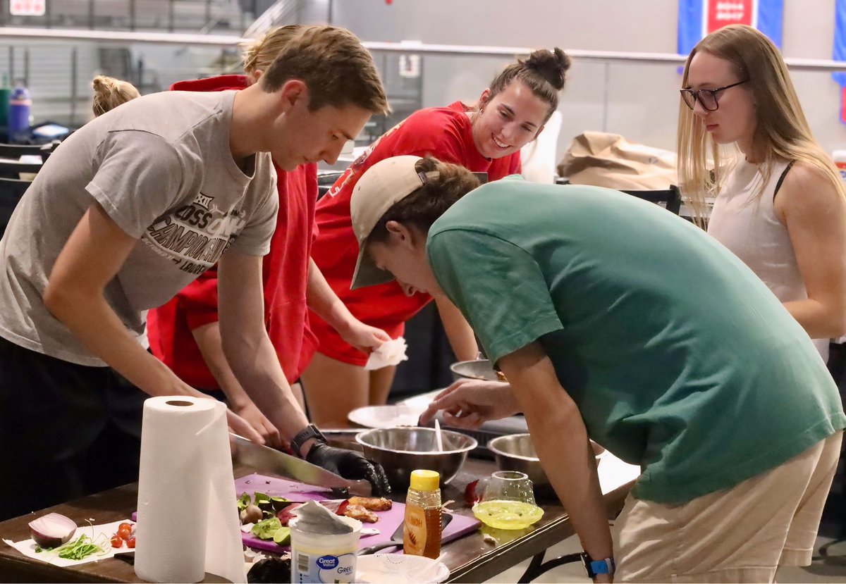 KU LEADS tweet media