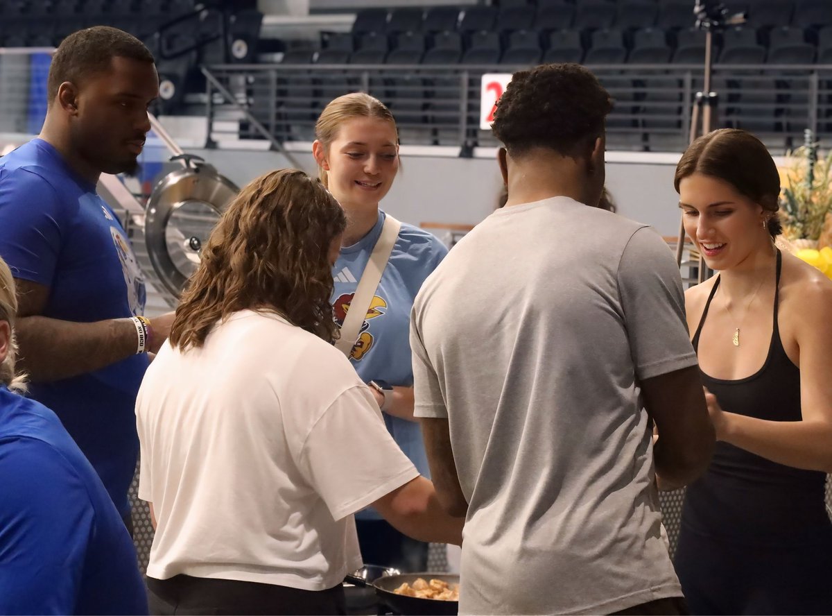 KU LEADS tweet media