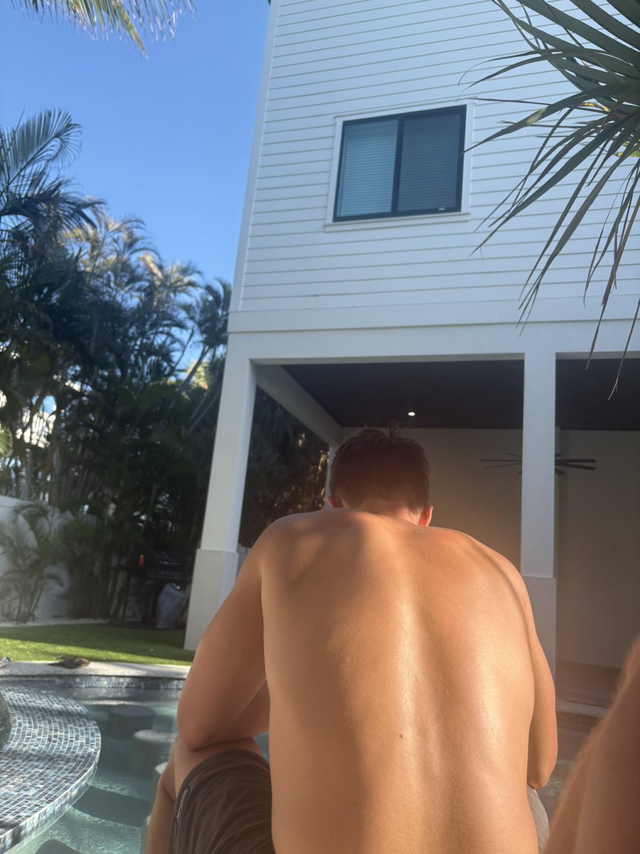 B Hop Baggins tweet media