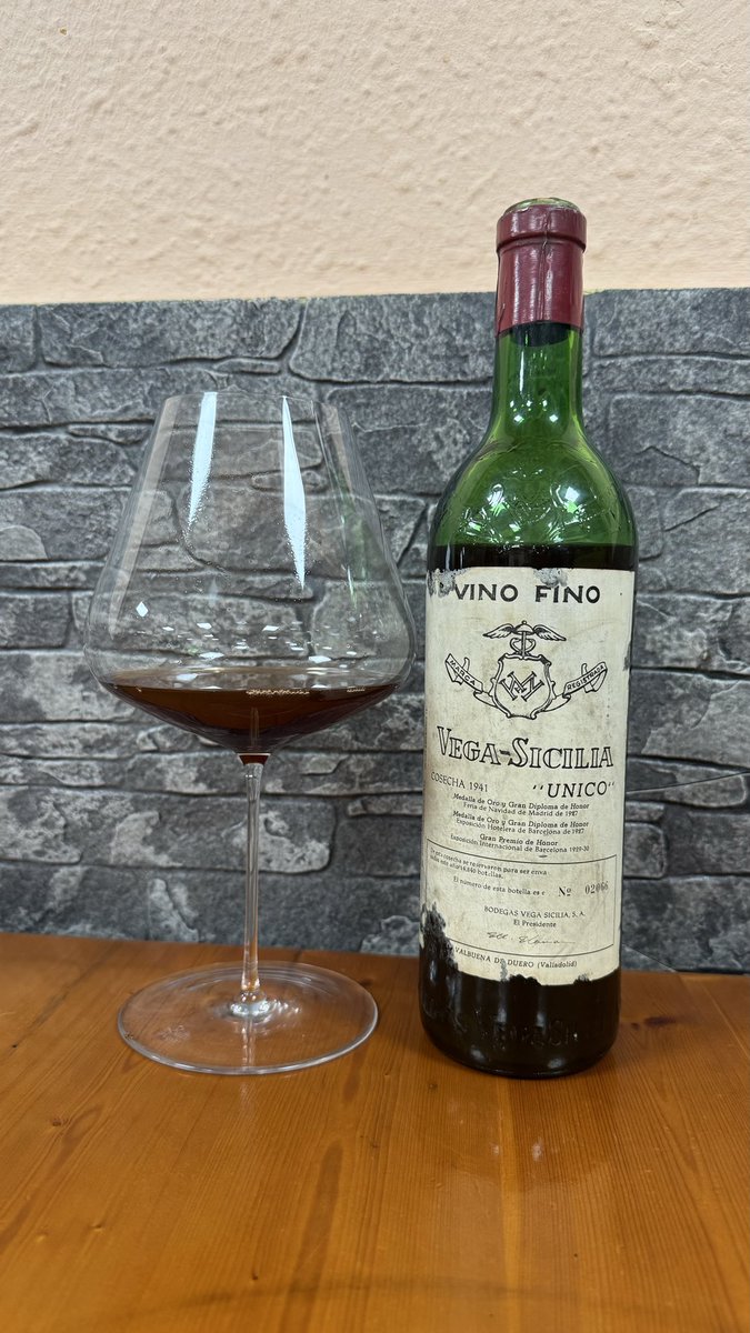 raulcl7's tweet photo. Un cliente me trajo esta botella, había 0 expectativas, la sorpresa ha sido mayúscula. 85 años de historia, el aura que desprende Vega Sicilia Único, cuero, balsámico, hojas secas, setas/champiñones… sorprendente la acidez que aún tiene, elegante, redondo, largo todavía…❤️‍🩹🙏 https://t.co/yLljyRVh7b