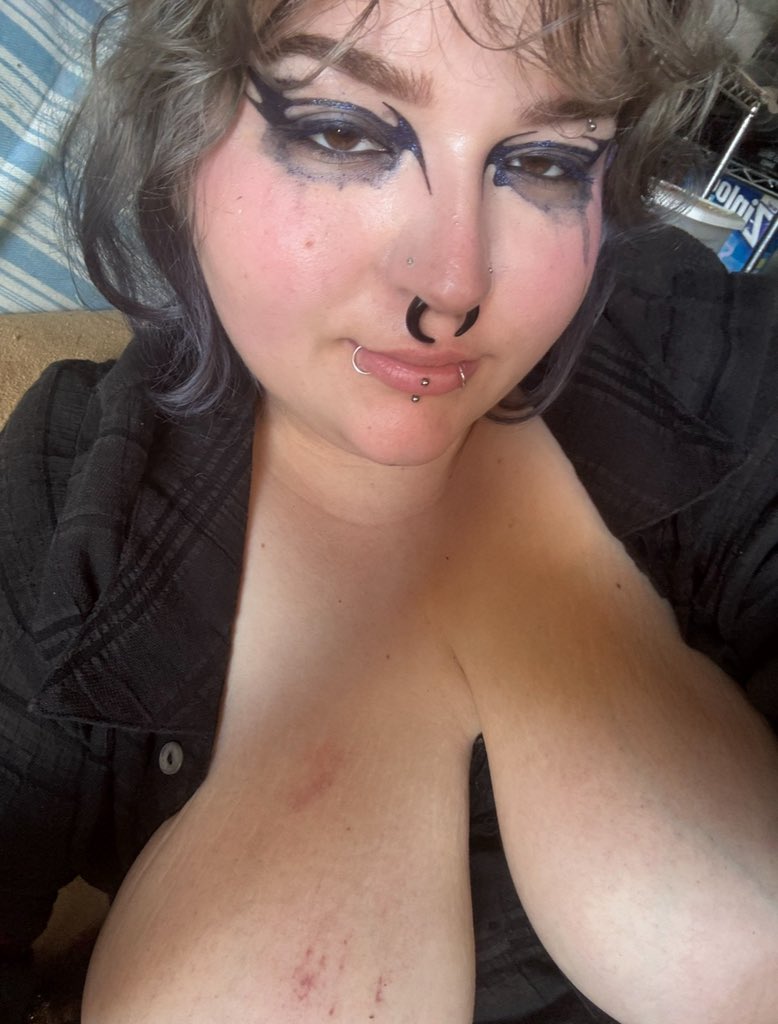 DeadlyStarGirl's tweet photo. My man loves me right 🥰 https://t.co/zxC9ZeaLkr