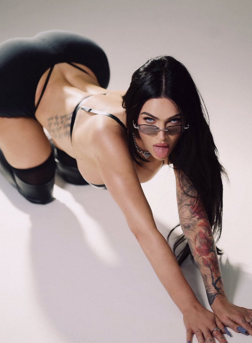Fuentes_Genero's tweet photo. Megan Fox acaba de subir mas fotos a Instagram, parece que quiere poner caliente a todo el universo🔥🥵 https://t.co/MK57iX3zbB