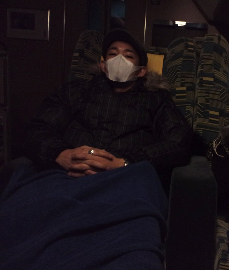 funky_kato1978's tweet photo. 2011年3月11日 14時46分

FUNKY MONKEY BABYSは福島での卒業式ライブを終えて、東京に戻る東北新幹線に乗っていました。

まともな情報を知り得ないまま、幾度も襲ってくる余震に怯え、電源が落ちた暗い新幹線の車内の寒さに震えていました。

地元の消防団の方が救出してくれたのは、日付が変わった深夜１時頃だったと思います。

それまではテレビの中に映る遠い街の出来事だった“災害”という恐怖を、初めて間近に体感しました。どうしても忘れられない日です。

あの日から15年。未だ癒えない悲しみや不安に、今日も心から祈りを捧げます。

Pray for Tohoku

そして、また歌いに行きます