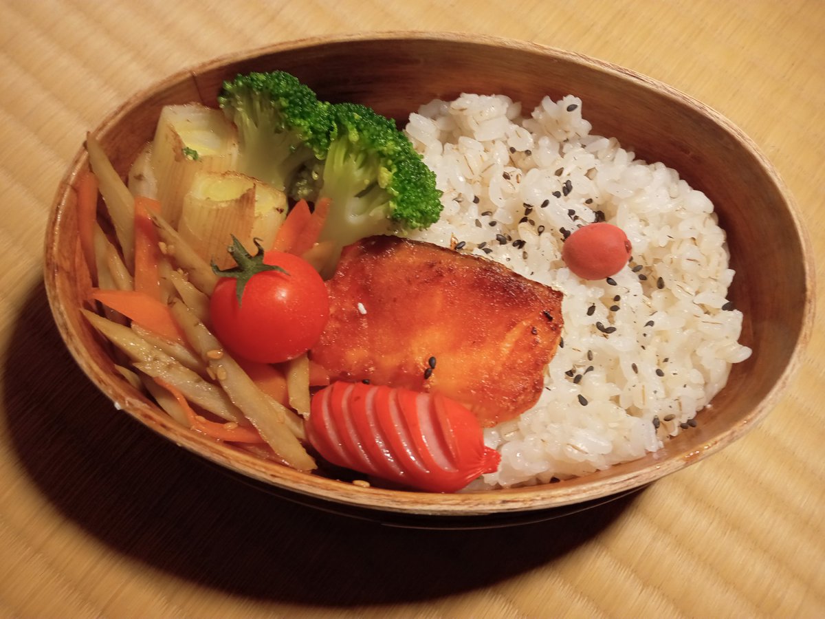 azusukun3815's tweet image. お弁当と夜ご飯

鮭ときんぴらごぼう弁当とｶﾙﾎﾞﾅ-ﾗうどん◝('ω'ω'ω')◜ﾃﾞﾃﾞｰﾝ

「ﾊｺﾈ-ｾﾞ」のｶﾙﾎﾞﾅ-ﾗｿ-ｽをうどんと食べると絶品だ！と妹からの情報( ･ิω･ิ)✧いや美味いわ😋

「ｶﾙﾎﾞﾅ-ﾗ」か「ｶﾙﾎﾞﾗ-ﾅ」かよくわかってないあづ弁を今日もよろしくお願いします！