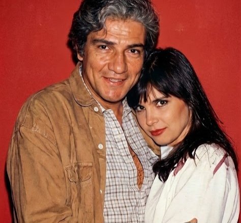 deoliveiraquell's tweet image. Tânia com o Roberto Mathias: roupas mais largas de vaqueira, sem maquiagem

Tânia com o Albano: roupas mais menininha, 2 chineladas de blush e batom vermelho 

#RoqueSanteiro