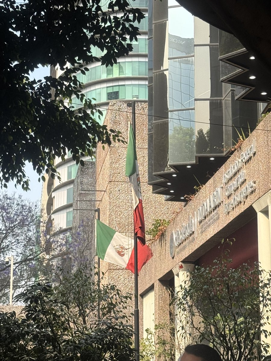 CVRPM's tweet photo. No me digan que estamos en un anti estado, no es posible que en una dependencia de gobierno pongan las banderas al revés #bandera #mexico https://t.co/FRSNKeXXEI