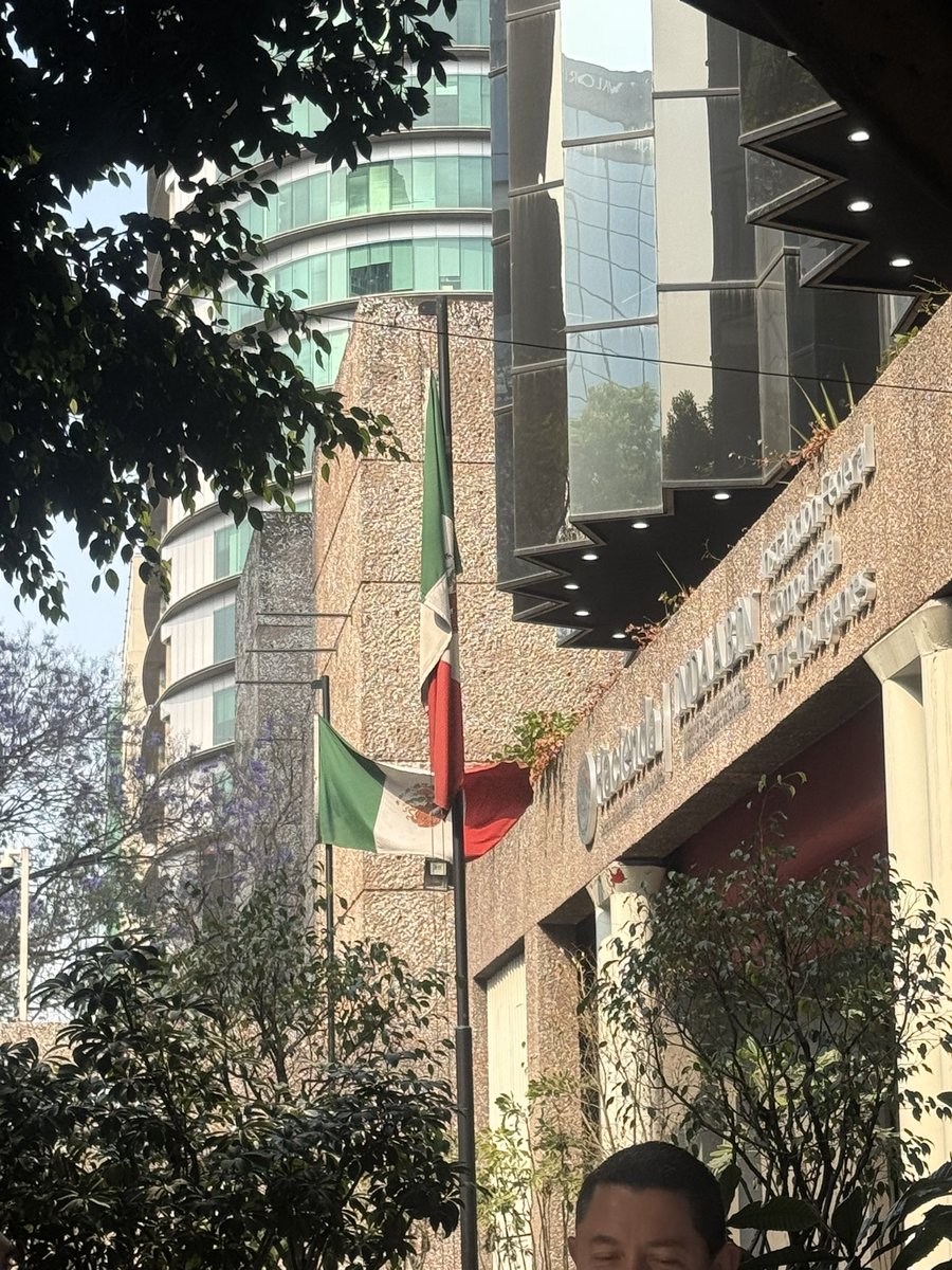 CVRPM's tweet photo. No me digan que estamos en un anti estado, no es posible que en una dependencia de gobierno pongan las banderas al revés #bandera #mexico https://t.co/FRSNKeXXEI