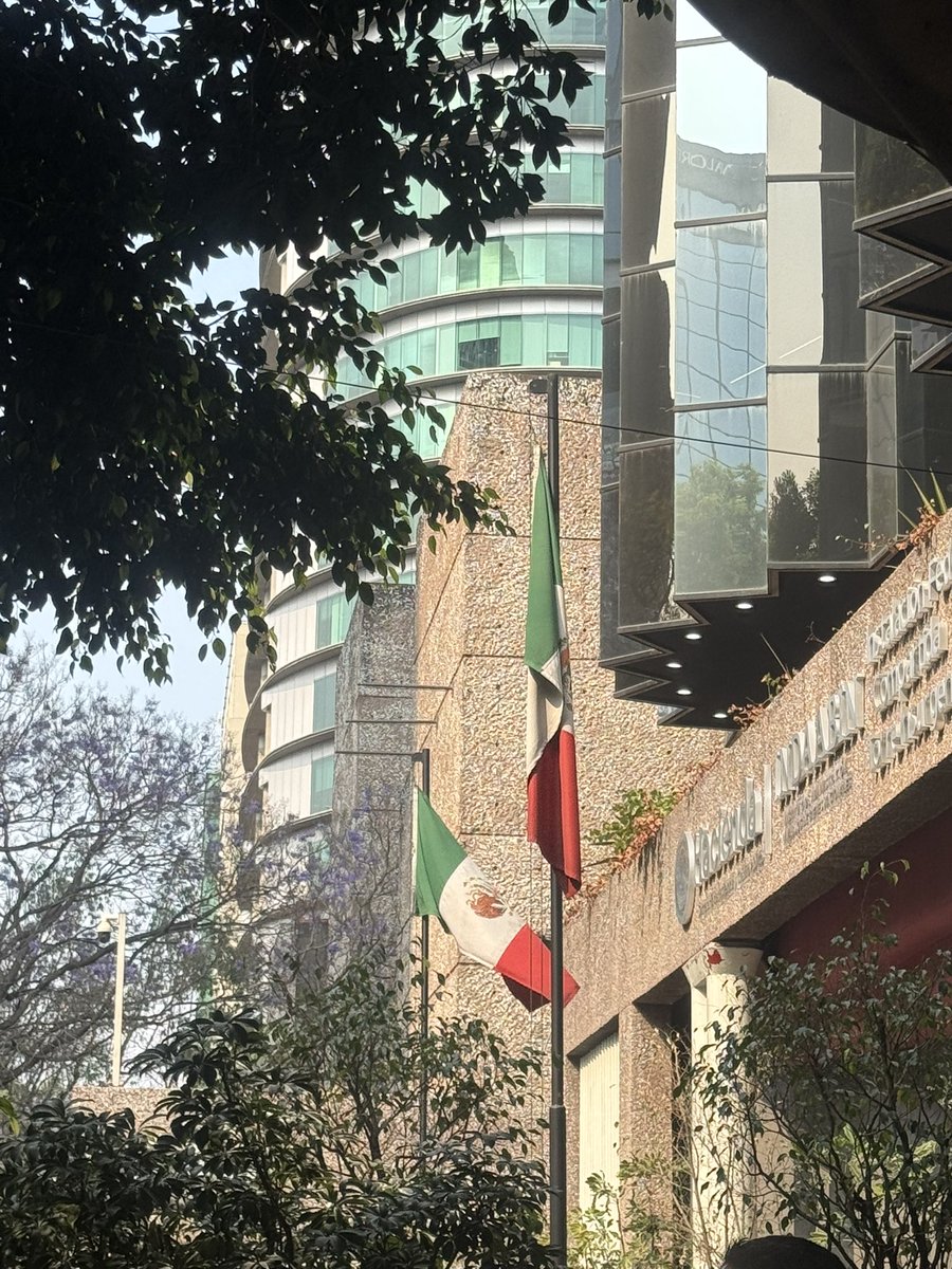 CVRPM's tweet photo. No me digan que estamos en un anti estado, no es posible que en una dependencia de gobierno pongan las banderas al revés #bandera #mexico https://t.co/FRSNKeXXEI