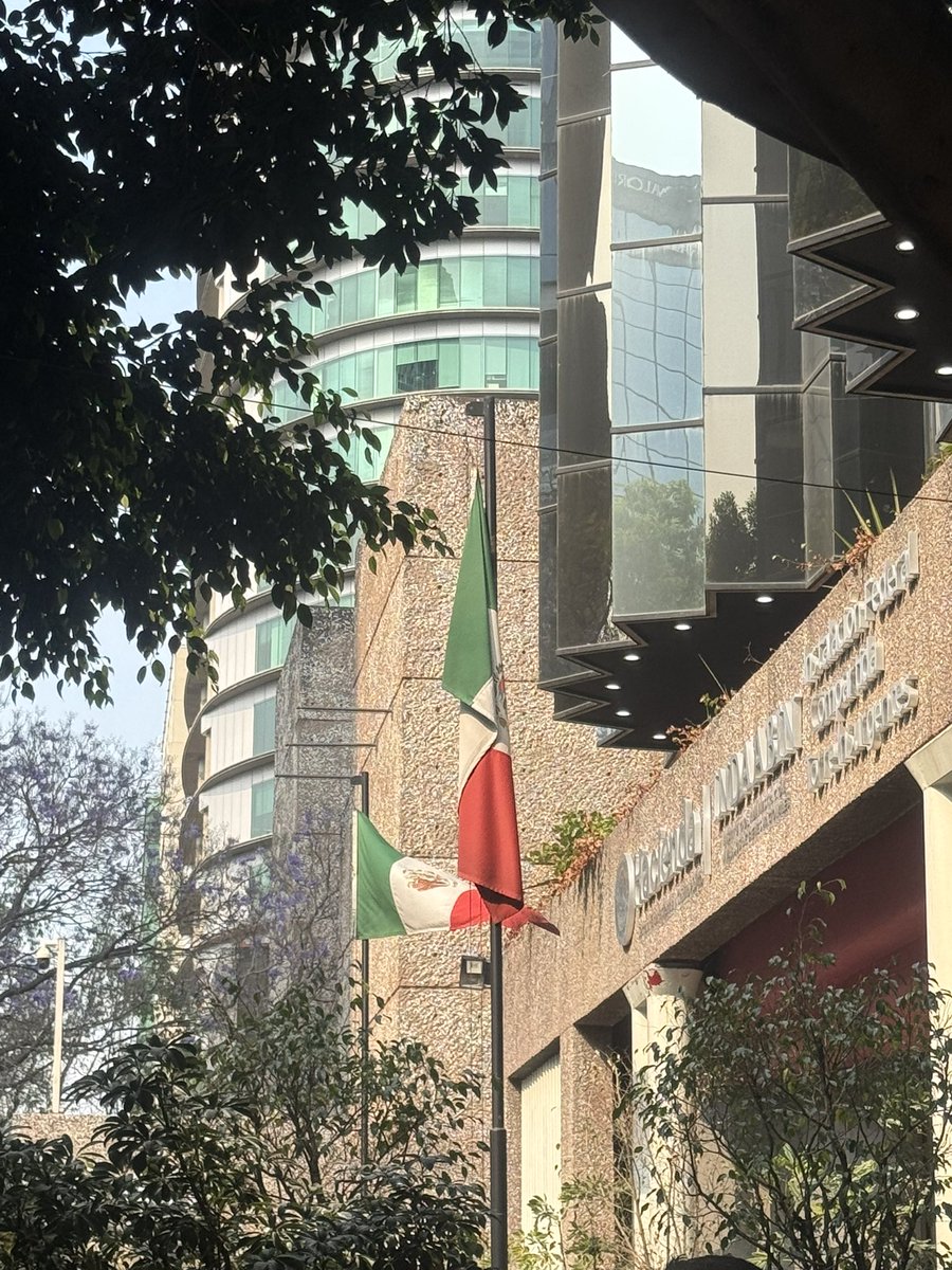 CVRPM's tweet photo. No me digan que estamos en un anti estado, no es posible que en una dependencia de gobierno pongan las banderas al revés #bandera #mexico https://t.co/FRSNKeXXEI