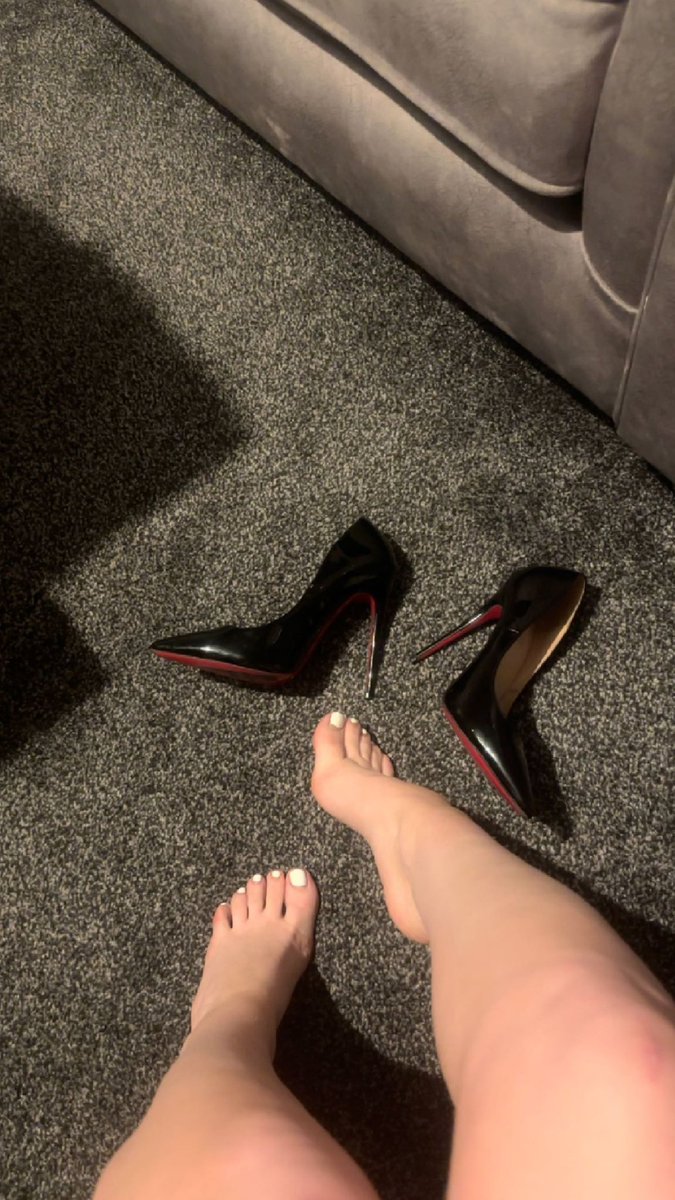 NicoleMacccc's tweet photo. White toes make you so weak, don’t they! 
🖕🏽 🦶🏼 

Findom losers humanatm fetish https://t.co/k5JmMLsCTQ