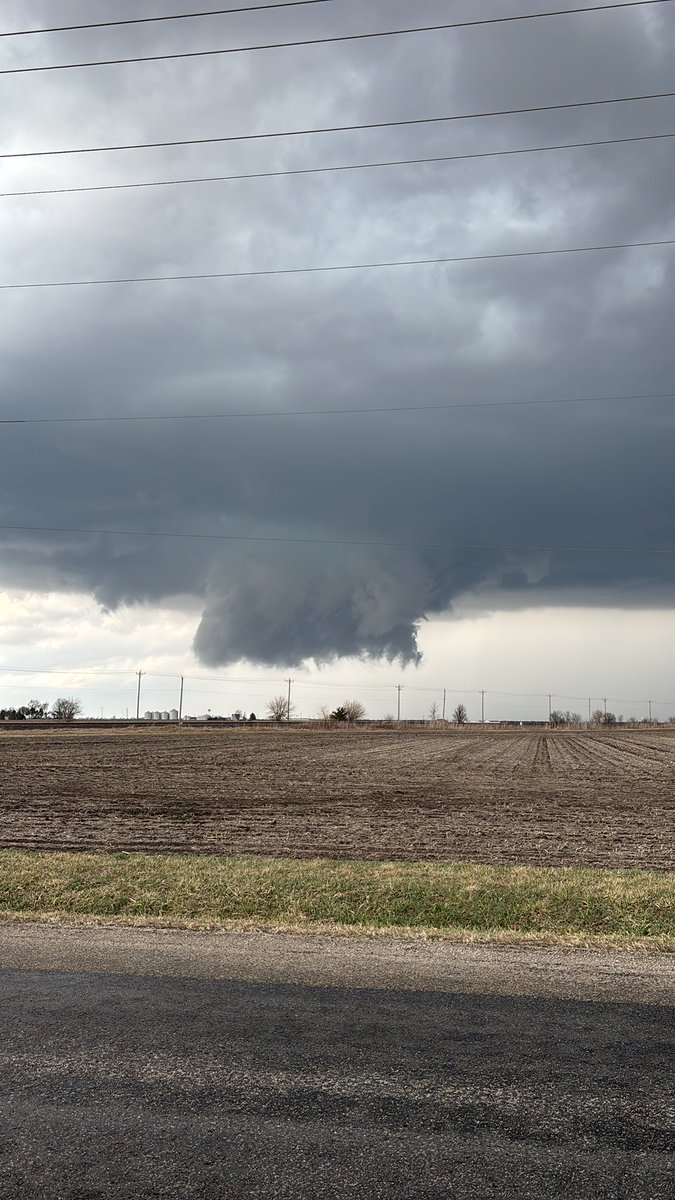 met_cooper's tweet photo. Large rotating wall cloud near Pontiac #ILwx https://t.co/zi8NDmoJR1