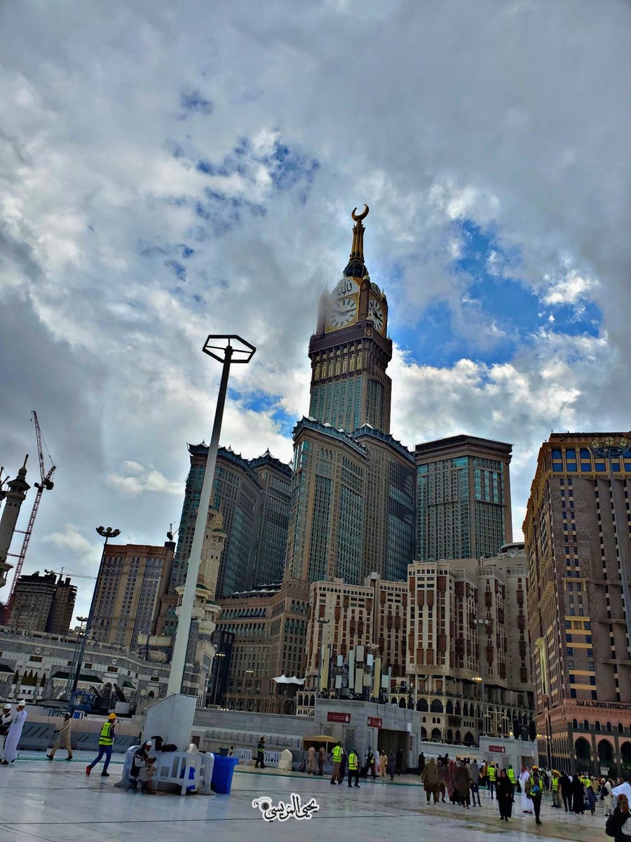 فخامة برج ساعة مكة الملكي تتجلى في قلب مكة المكرمة بجوار المسجد الحرام شامخًا في أطهر بقاع الأرض معلمٌ مهيب يجمع بين عظمة العمارة وروحانية المكان…🌹🕋