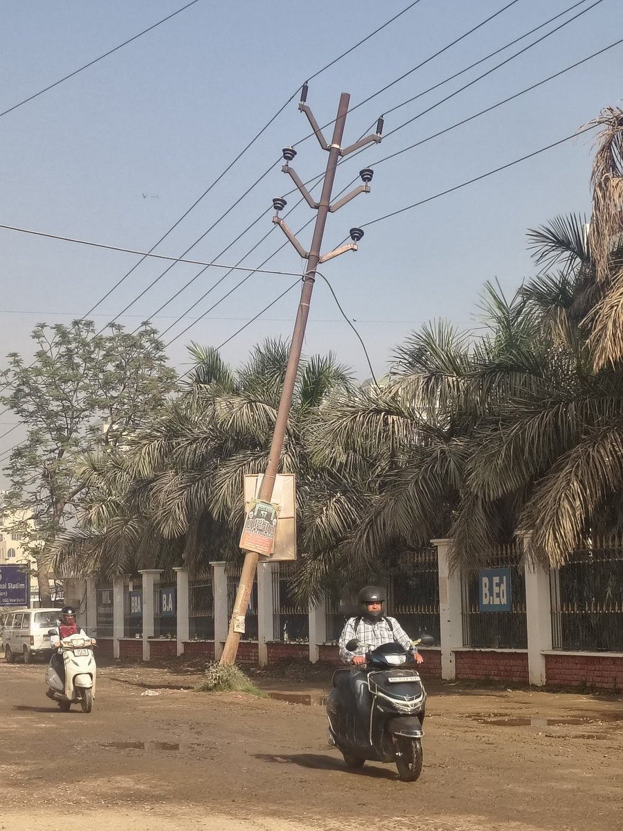 Ashvani97688280's tweet photo. @MdPvvnl @pvvnlghaziabad  @myogioffice @dm_ghaziabad
"हम तुम रोड" पर हाई टेंशन लाइन के खंभे काफी जायदा झुक गए हैं, जिससे कभी भी दुर्घटना हो सकती है। यहां से रोज़ बच्चों की स्कूल बस और लोग गुजरते हैं, इसलिए स्थिति खतरनाक है।

कृपया तुरंत टीम भेजकर इन्हें ठीक करवाने की कृपा करें। https://t.co/v0efiYsW5i