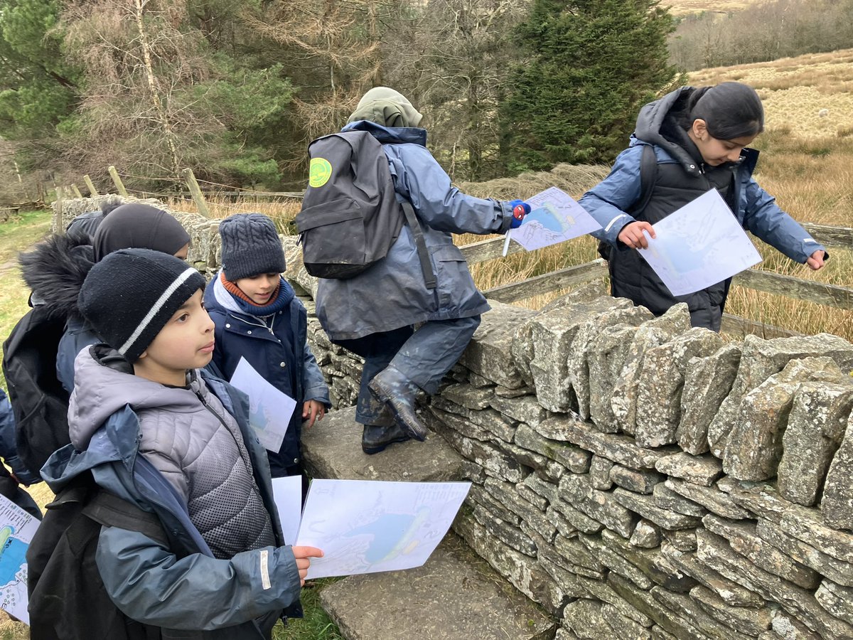There was so much to see and talk about on our field work day - cobbled paths, ponds, streams, hills, wind turbines , stone walls with stiles. With every turn we could also say which direction we were travelling- N, S, E or W 🧭