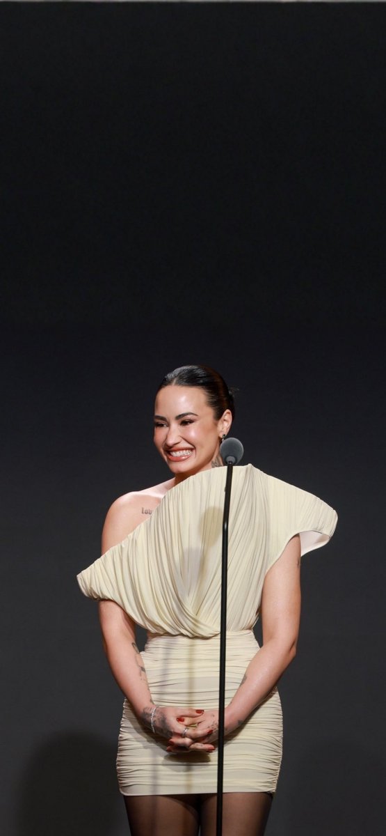 — demi lovato | glaad awards wallpapers ✨

like &amp; rt if you use it!! /bel