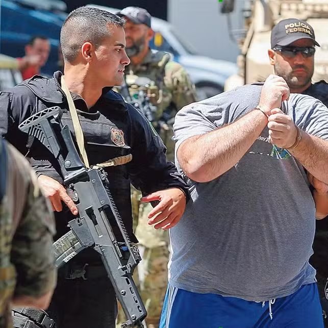 ABSURDO! Carlos Bolsonaro homenageou oficialmente um policial que acaba de ser PRESO pela PF por ligação com o COMANDO VERMELHO!

O sargento Leandro Moutinho foi acusado de fornecer ARMAS e MUNIÇÕES para o CV. É o bolsonarismo DIRETAMENTE envolvido com o CRIME ORGANIZADO!