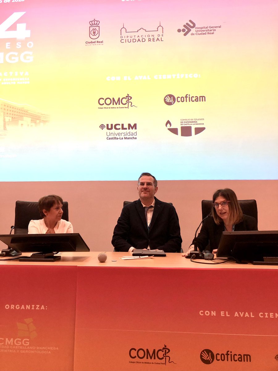 COEAlbacete's tweet photo. 👉🏼 @ConchaPiqueras y @maribelteye1 , presidenta y secretaria del Consejo Autonómico, asistían al 24 Congreso de la #SCMGG en Ciudad Real.
🥇Alejandro Torres Peralta, resultaba ganador del Premio a la mejor comunicación de Enfermería.
Enhorabuena!! 👏🏼👏🏼 https://t.co/0hbvsBFo5q