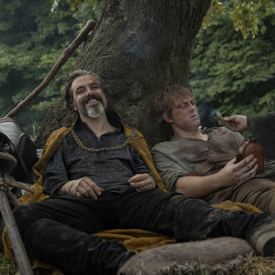 suxinnit's tweet photo. много было сказано правильных слов про шикарные костюмы в сериале, но меня ещё порадовало что они заморочились например здесь штанцы заруинить. лёня отчаянно хромал к своему рыцарю через говнодристовые поля и овраги чтобы успеть пригласить его в гости пока тот сгнил под деревом https://t.co/y87nFA0gEL