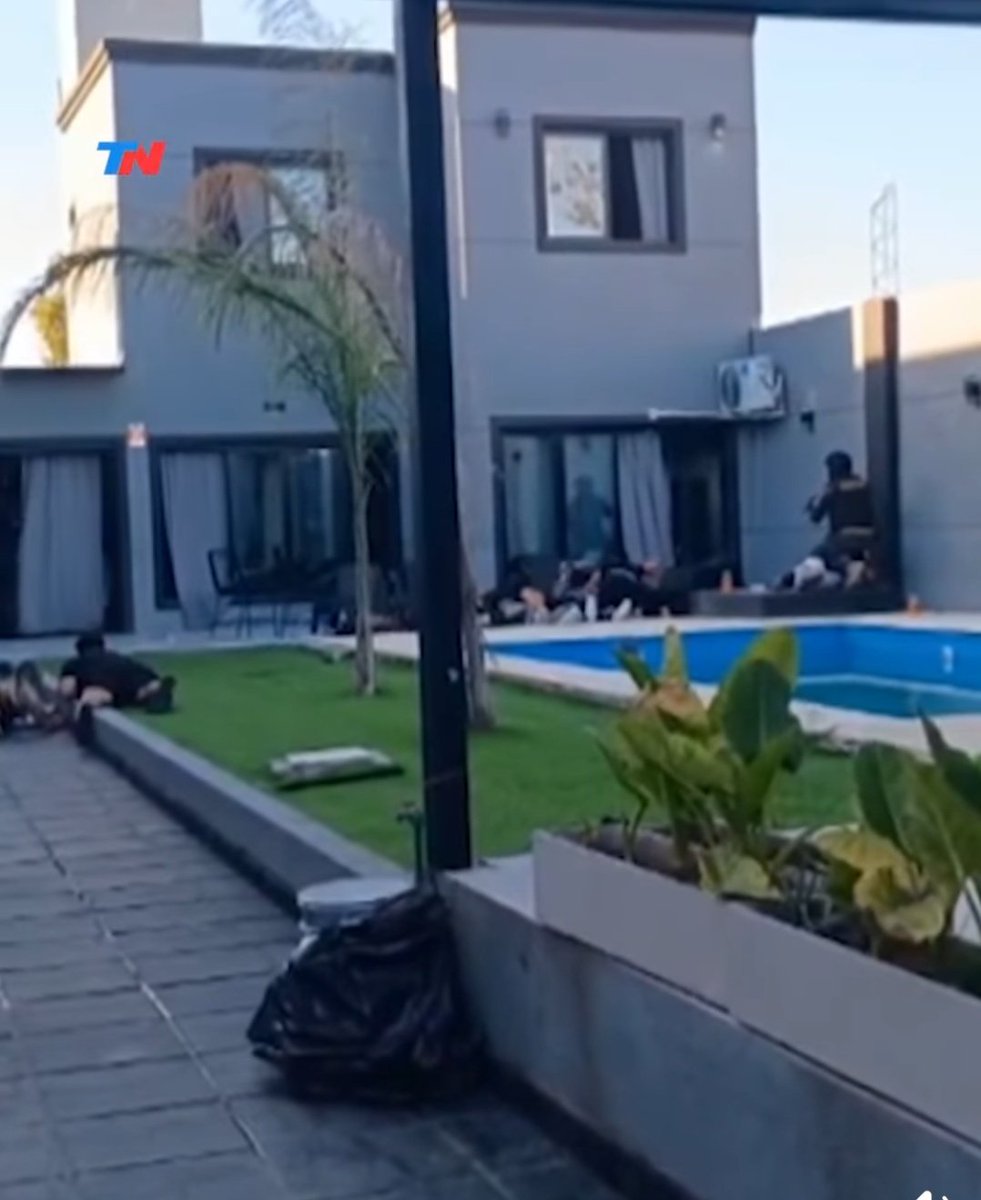 🚨 ALLANARON UNA QUINTA BUSCANDO UNA BANDA QUE ROBABA AUTOS: HUBO TIROS Y UN ABATIDO 
- Fue en #EstebanEcheverría 
- Operativo de la DDI Lomas buscando una banda que robaba autos.