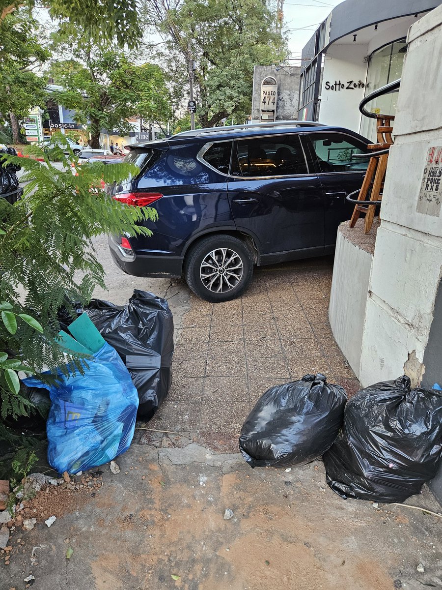 DannyRolonB's tweet photo. Las calles para los autos, las veredas tambien para los autos https://t.co/fYdB1RD4if