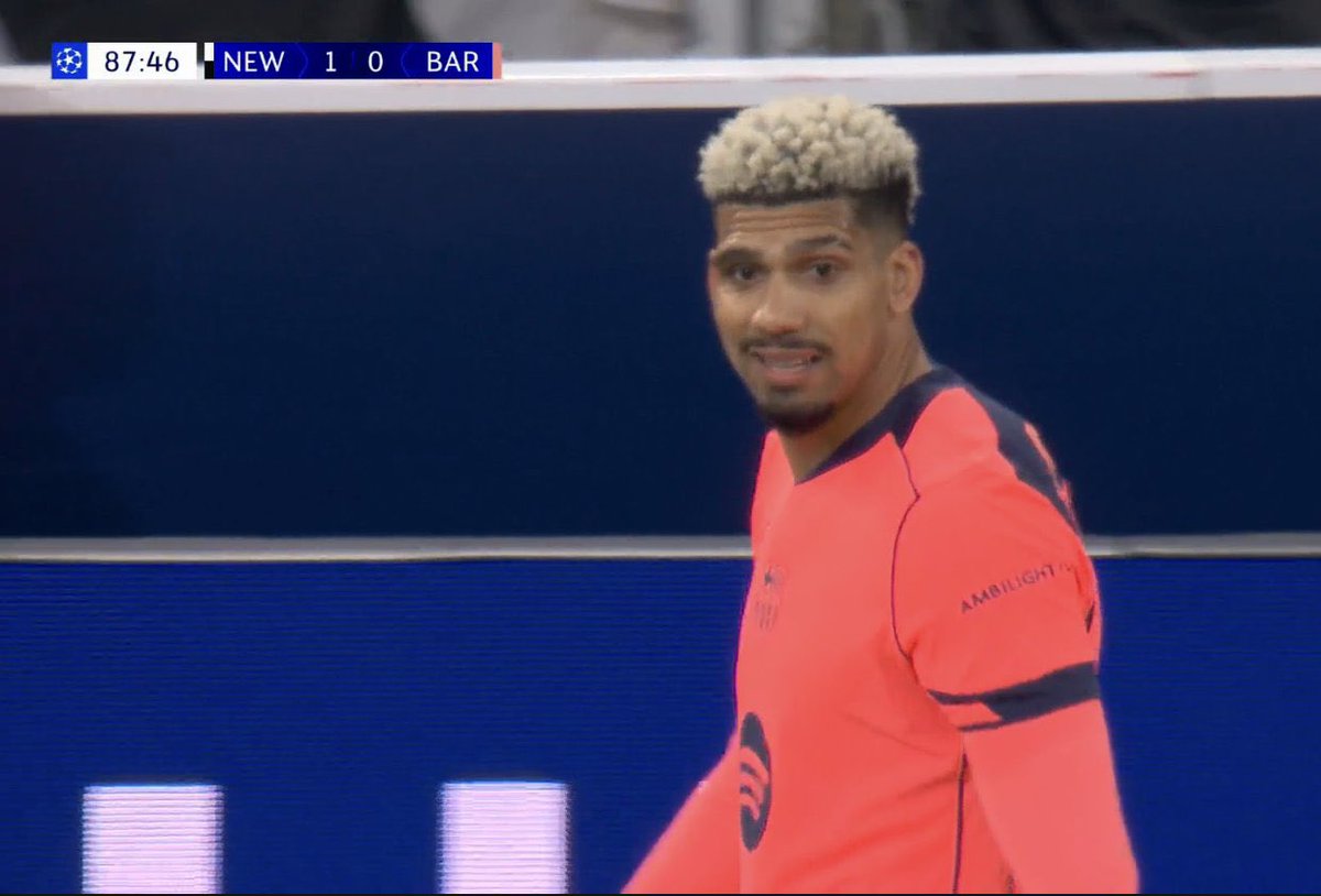 Out of respect for the club, the fans and himself, Araujo should not wear the FC Barcelona shirt again