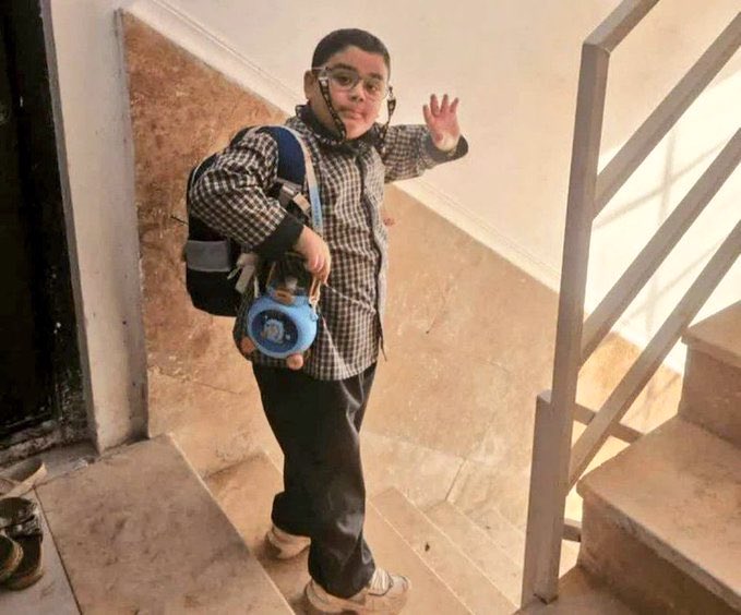 Bir annenin çektiği sıradan bir okul fotoğrafı.
Ama artık bir veda karesi.

Annesi bir önceki akşamı şöyle hatırlıyor:
“Yemeği yerken bana döndü ve ‘Anne, yaptığın yemek cennet gibi lezzetli’ dedi.”

Mikaeil Mirdoraghi…

Sabah okula giderken annesine el sallayan o küçük çocuk.