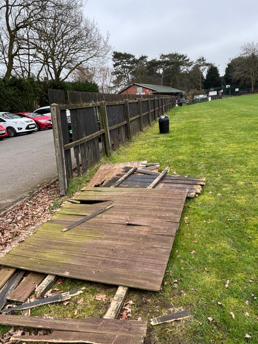 hartsholmecc's tweet photo. New boundary fence on the way 🚧
Thanks to @LincolnUnited  for working with us 🤝
Want your business on the ground?
Sponsor boards £100/year 📩
#HartsholmeCC https://t.co/1pnhvmmVFH