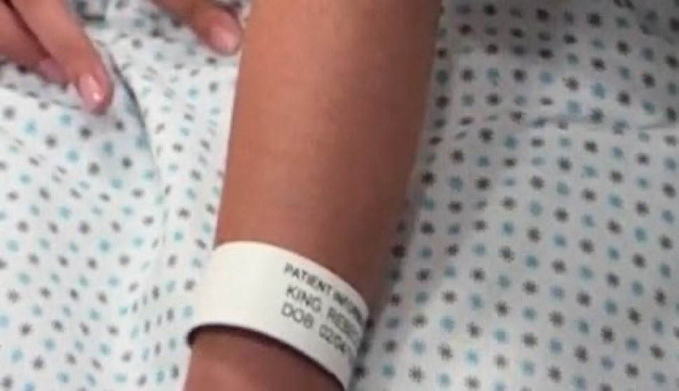 LoonieLunas's tweet image. HOLD UP this scoop person mentions becca and mel being twins which likely means we’re getting canonical confirmation in the show which means becca could tell langdon which means we could see him realise mel’s birthday is his locker code—- [crashing sounds] [gunshots] [explosions]