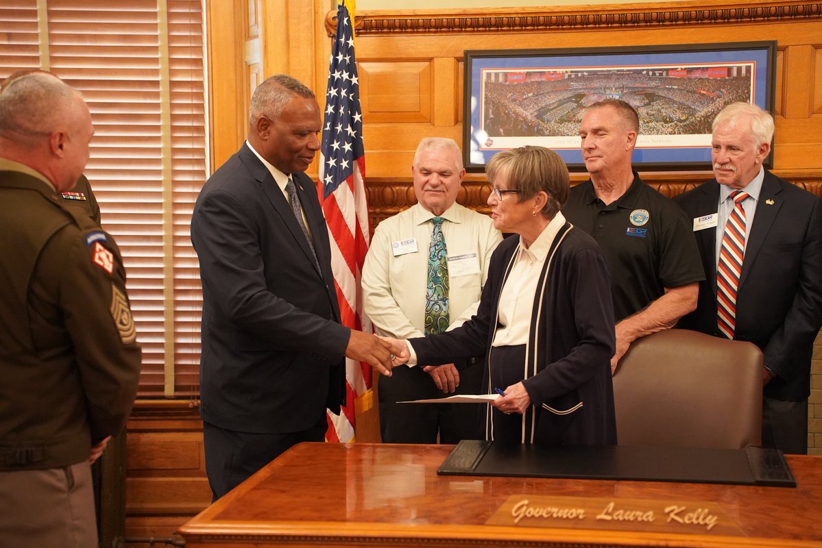 Governor Laura Kelly tweet media