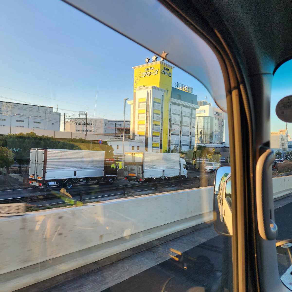 Chikachu_jp's tweet photo. 久しぶりに助手の仕事🚚
福生⇒横浜。(｀ｴ´*)ﾄｰｲﾖ
朝6時に寝てる人が朝4時に起きて来ました🫤
やっぱりあんまり眠れなかったな…

今日は臨時休配信🖱
月〜土ポコチャ、日曜夜中ふわっちで配信中😉
ポコチャは名前が違うから探して来てくれたら嬉しい(｡☌ᴗ☌｡)ෆ
夜露死苦(*´∀`)ﾉ https://t.co/yr6T9A0KBv
