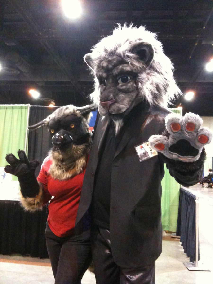Bluebengal's tweet photo. Some more pics of @snapEtiger from 09-2011. I wish I had more and more current photos but I feel blessed to have these memories. He was always at the local cons and the last pic is from the zoo to get his tiger time in. https://t.co/7FLKoqRaXf