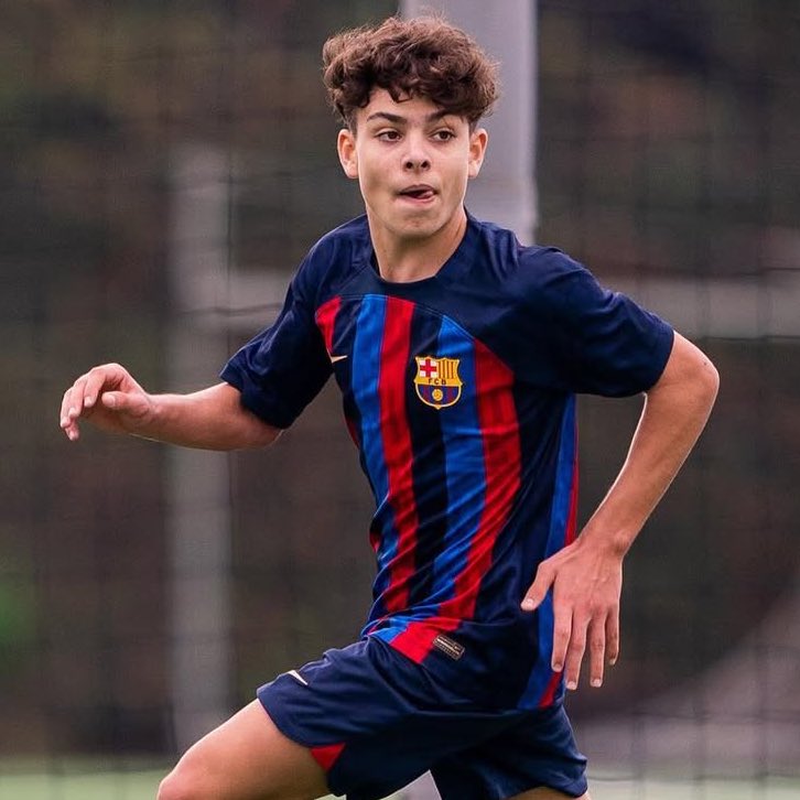 Si en cinco minutos Xavi Espart ha demostrado tener más personalidad y carácter que Ronald Araújo se dice y no pasa nada. 18 años, formado en la Masia y de la misma generación que Lamine Yamal, Marc Bernal y Cubarsí. La solución en el lateral vuelve a estar en casa. #FCBarcelona