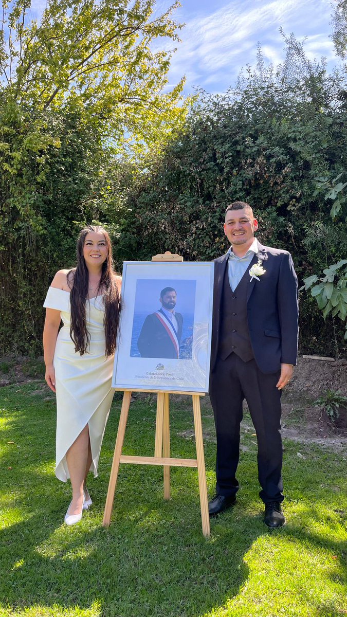 No nos casamos en el registro civil, pero nos dimos el tiempo de imprimir y enmarcar la foto de nuestro querido Presidente <a href="/GabrielBoric/">Gabriel Boric Font</a> para que la ceremonia sea perfecta!
Siempre seremos del lado correcto de la vida! ✊🏻❤️
#GabrielBoric