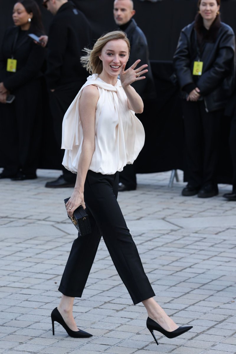 📸 Phoebe Dynevor comparece ao desfile da coleção feminina Outono/Inverno 2026-2027 da Louis Vuitton, parte da Semana de Moda de Paris, em 10 de março de 2026, em Paris, França.