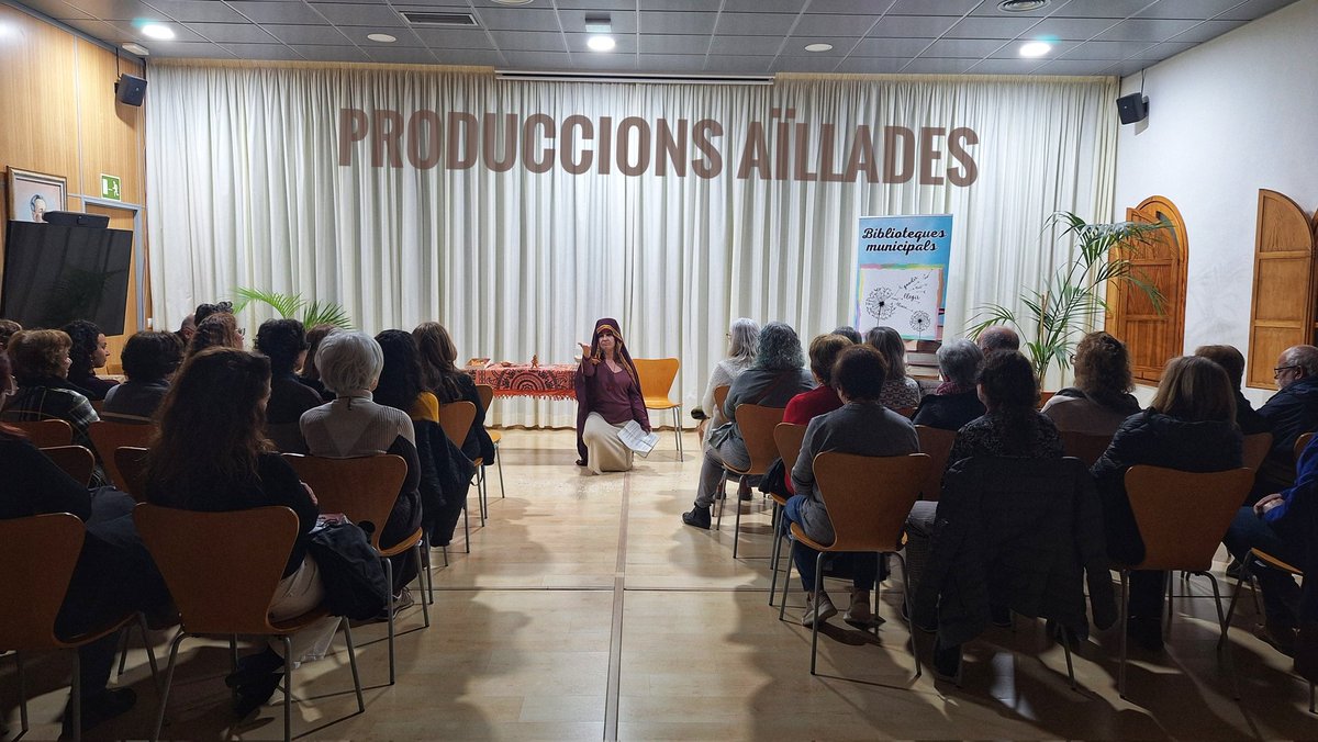 Amb les lectures dramatitzades explicam històries amb la veu, compartim emocions, memòria i imaginació d’una manera que cap pantalla pot igualar.
#NarracióOral #LecturaDramatitzada #ProduccionsAïllades #terradebes