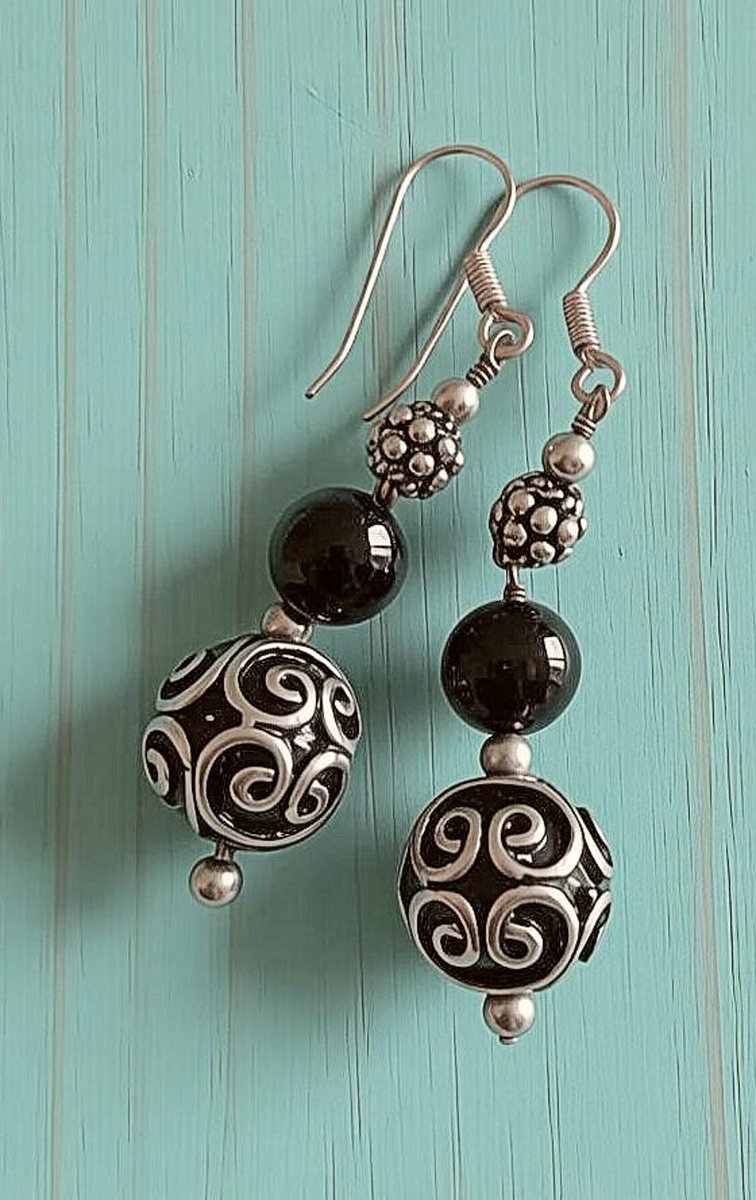 Vintage örhängen i sterlingsilver med svarta fasetterade glaspärlor, utsmyckade scrollwork-detaljer och krok by RenaissanceFair: 32,00 USD

Vackra vintageörhängen i sterlingsilver med slående djupt svarta fasetterade glaspärlor i kombination med… dlvr.it/TRQ7Dk