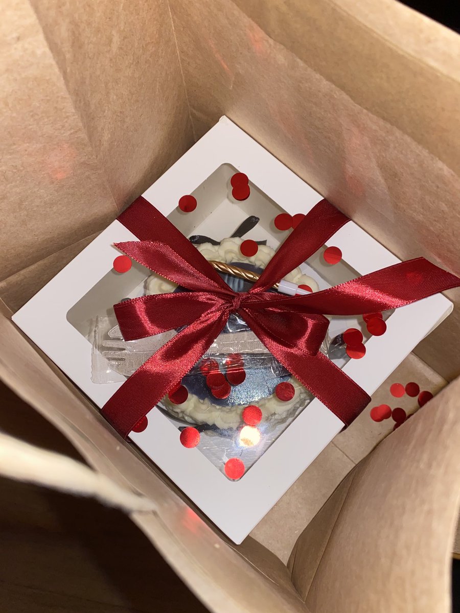 sasniiro's tweet photo. ケーキが秋山さんの大好きな色で届いて、めっちゃ嬉しかったww https://t.co/JsqD42ajHu