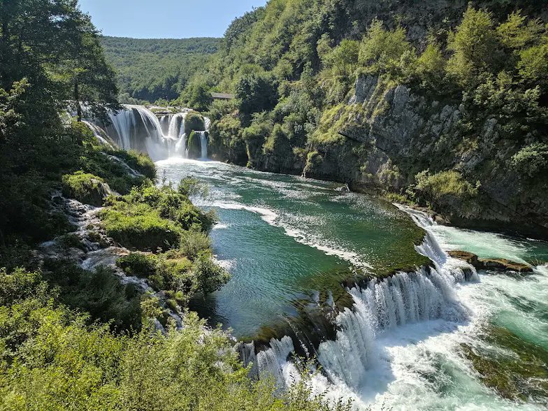 تجربة مختلفة في منتزه أونا الوطني  #بيهاتش 🇧🇦
ولدينا تأجير السيارات في البوسنة 🚗 تعال لتري أجمل الأماكن✨
🌊 شلالات شترباتشكي بوك ومارتن برود
⛵ التجديف وركوب القوارب
🌲 جولات مشي وتخييم وسط الطبيعة
📸 مناظر تستحق التوثيق
🍴 أشهى الأكلات المحلية