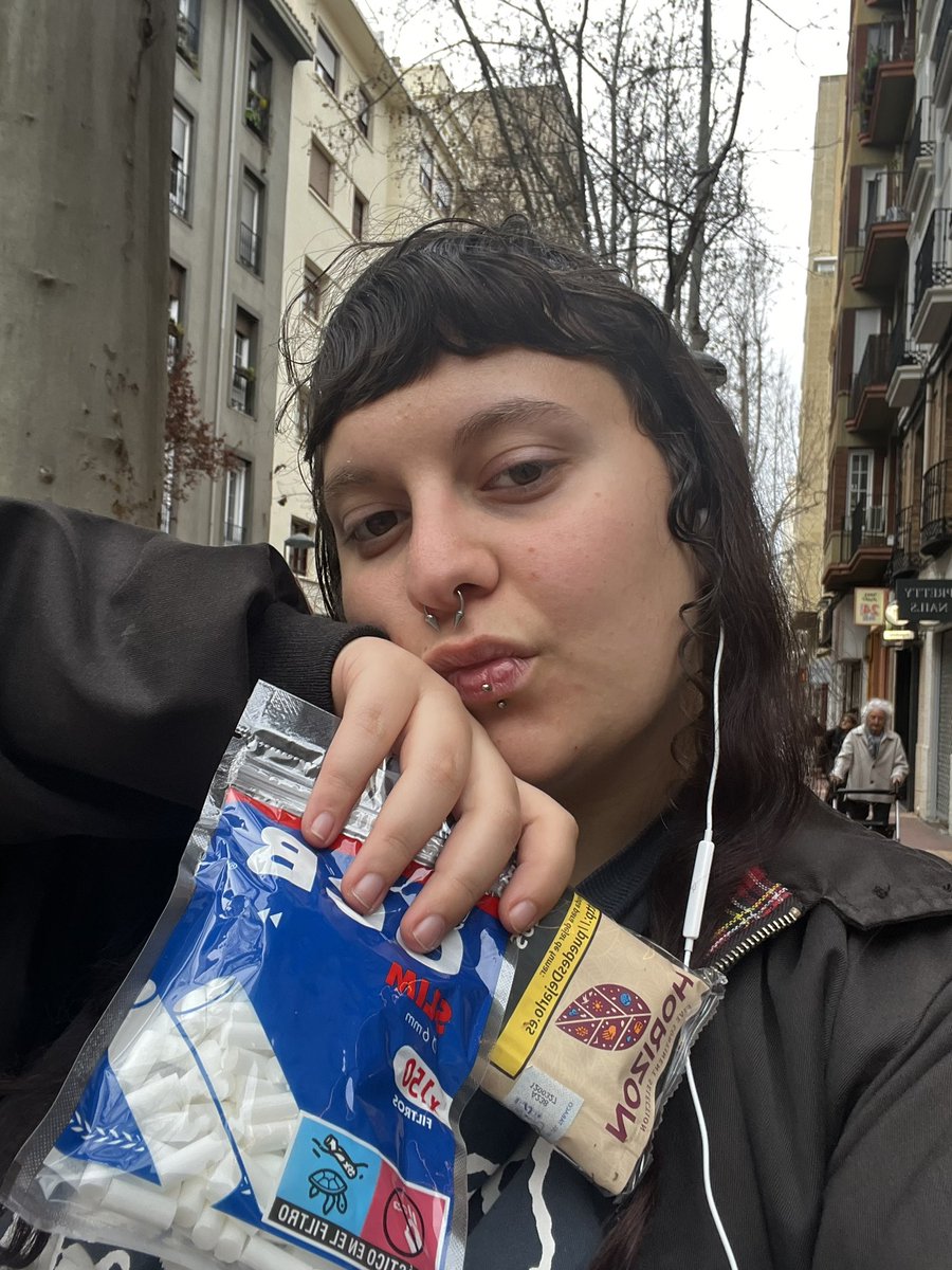 goddessisak's tweet photo. un sumiso me ha pagado el tabaco de hoy pero deberíais volver a reembolsármelo todos para demostrar vuestra adoración 💰💋 https://t.co/G6swiFby2H