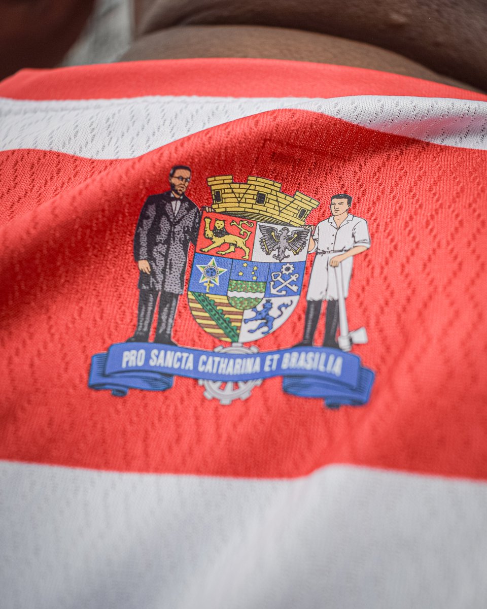 cametropolitano's tweet photo. A nossa nova camisa principal de goleiro é uma grande releitura da bandeira de Blumenau. Seja nas listras, no acabamento em amarelo, ou no "Pro Sancta Catharina et Brasília", estampado na gola. 

Uma homenagem à cidade e aos blumenauenses 💚

📸 @pgcaet 

#SouMaisMetrô 🇳🇬 https://t.co/oB48WnM9CK