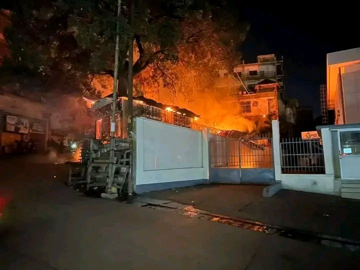 Alexmokono01's tweet photo. #RDCKongoCentralMatadi 10. 03. 2026

La direction provinciale de l’agence congolaise de presse à Matadi, ainsi que plusieurs maisons commerciales avoisinantes sont actuellement ravagées par un violent incendie déclaré aux alentours de 20h.
#AlexMOKONO https://t.co/YN3HL6op2q