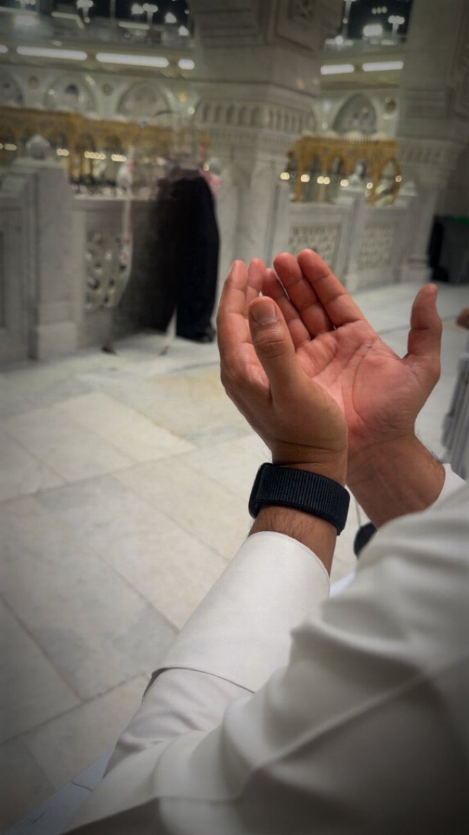 is9u_'s tweet photo. "اللهُمّ اجعله سنداً كَسندِ النبي ﷺ  لعائشة
حين احتمتْ خلفَ ظهره
 خوفاً من أبيها

اللهم أجعل كفي بكفّه في أزدحام الجنة سويّا
ياااااارب🤍. https://t.co/wBgf3XniMs