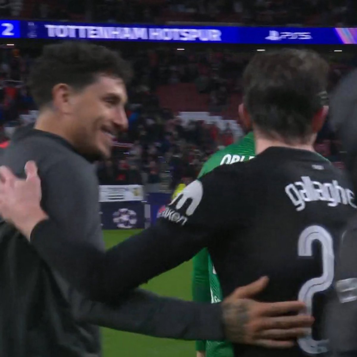 🏴󠁧󠁢󠁥󠁮󠁧󠁿❤️ The whole team greeted Gallagher at full-time.