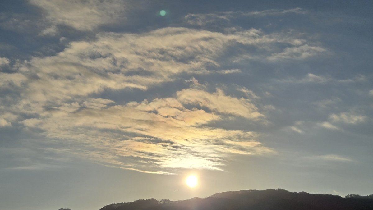 new_moon555's tweet image. おは🙋
寒いね

曇が綺麗だよ
皆さんの所の空は？

#太陽と月
#日の出
#イマソラ
#イマツキ　6:33
#カコツキ　1:33　5時間前